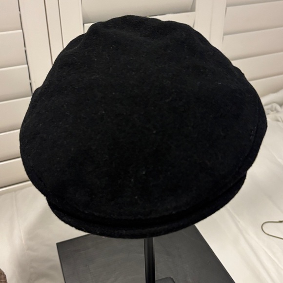 Classic Black Flat Cap - Picture 2 of 5